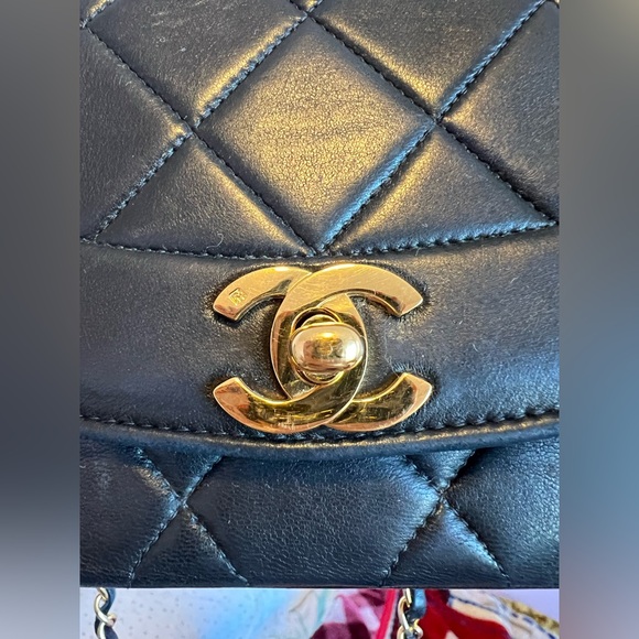 Vintage Chanel Small Diana Lambskin Handbag - Picture 3 of 16